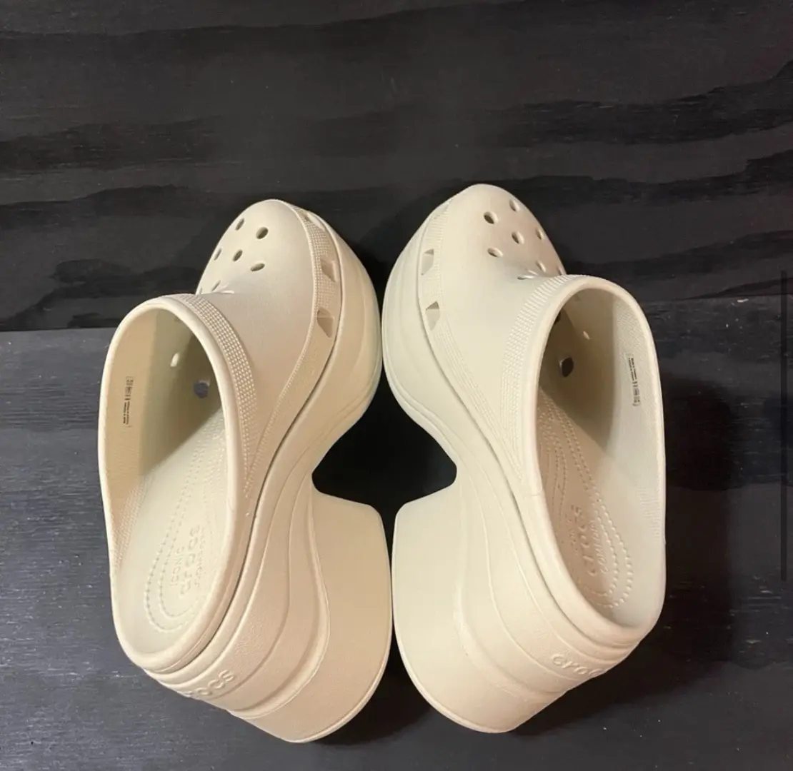 Crocs Siren 女式 12 码男式 10 码厚底高跟鞋木屐米色-