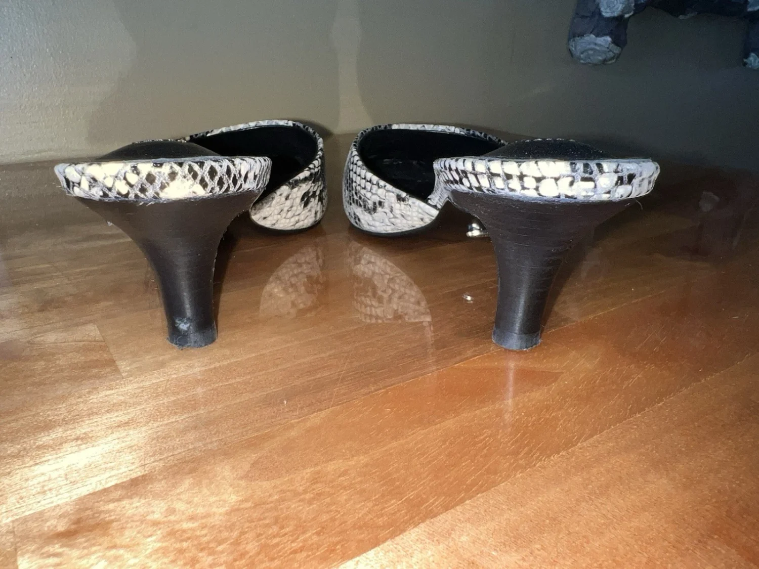 Tony Bianco Zubi Python 中跟方头骡子麂皮绒皮革 7 码-