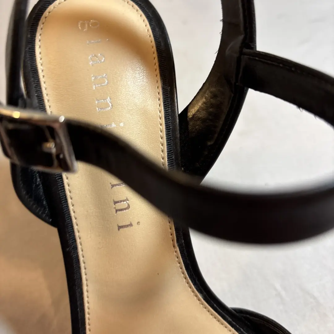 Gianni Bini 黑色三角跟踝带女式凉鞋 8M 码-