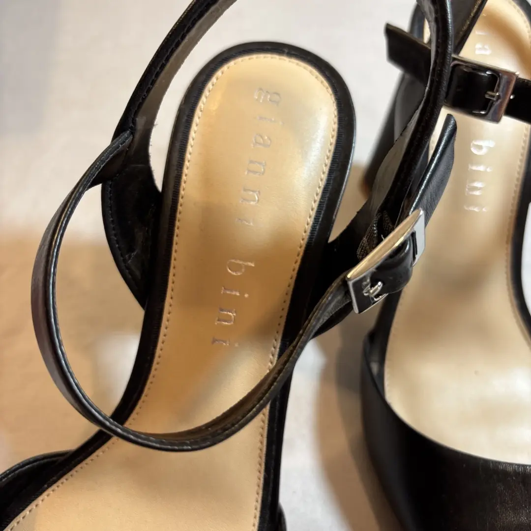 Gianni Bini 黑色三角跟踝带女式凉鞋 8M 码-