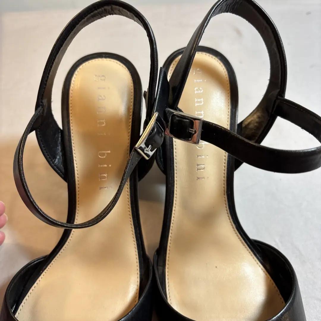 Gianni Bini 黑色三角跟踝带女式凉鞋 8M 码-