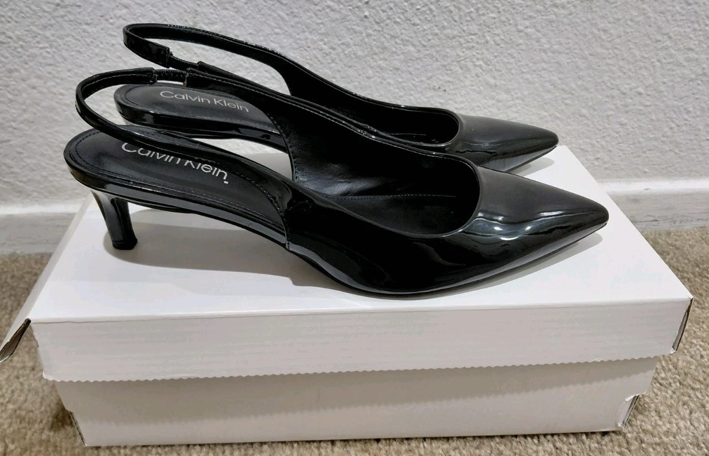 Calvin Klein Dainty 黑色专利吊带小猫高跟鞋 8 码 & 美容物品-