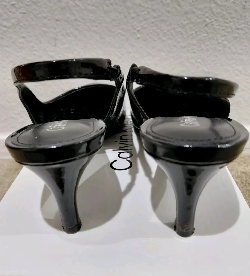 Calvin Klein Dainty 黑色专利吊带小猫高跟鞋 8 码 & 美容物品-