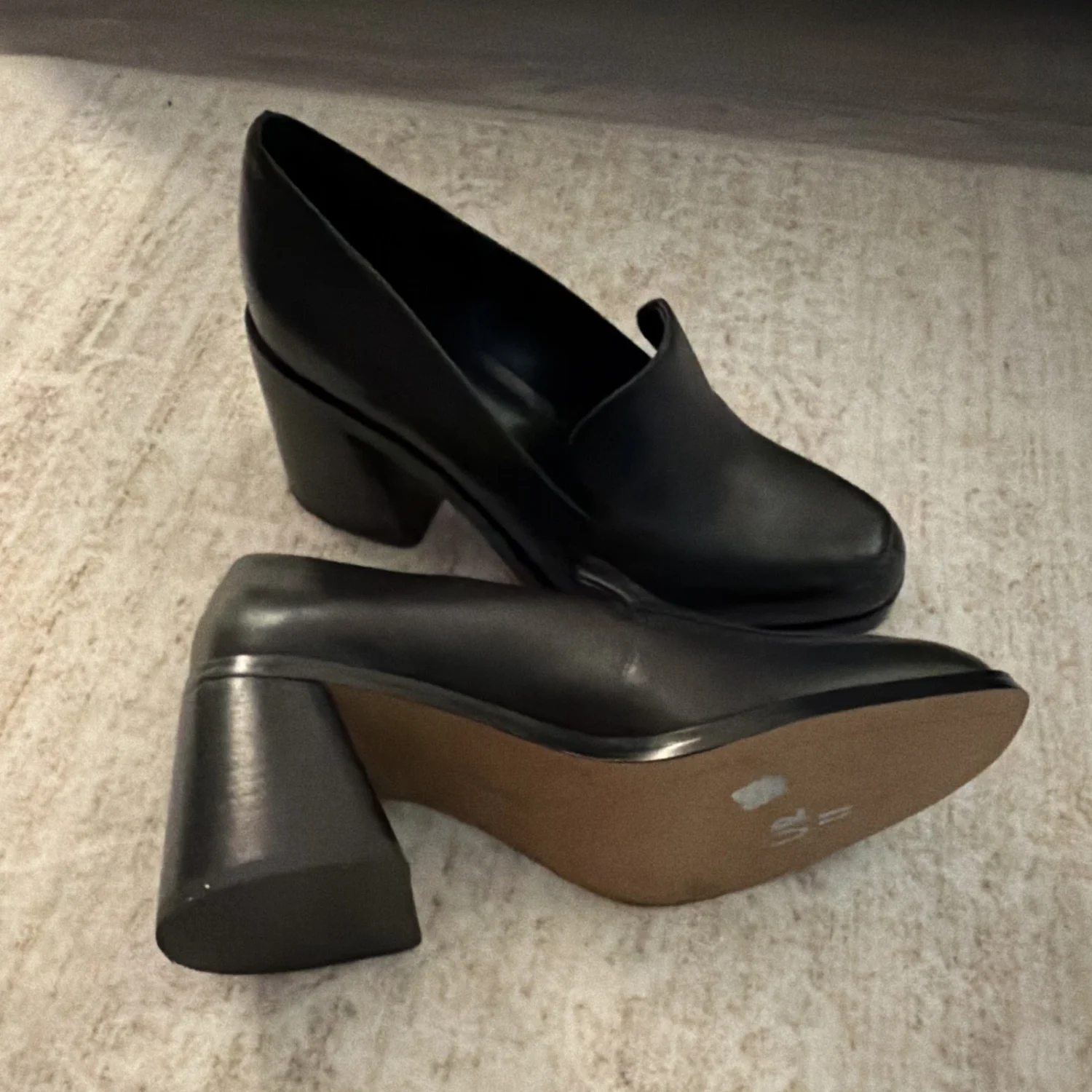 Vince Camuto 女式黑色皮革粗跟高跟鞋方头懒人鞋 8 码-