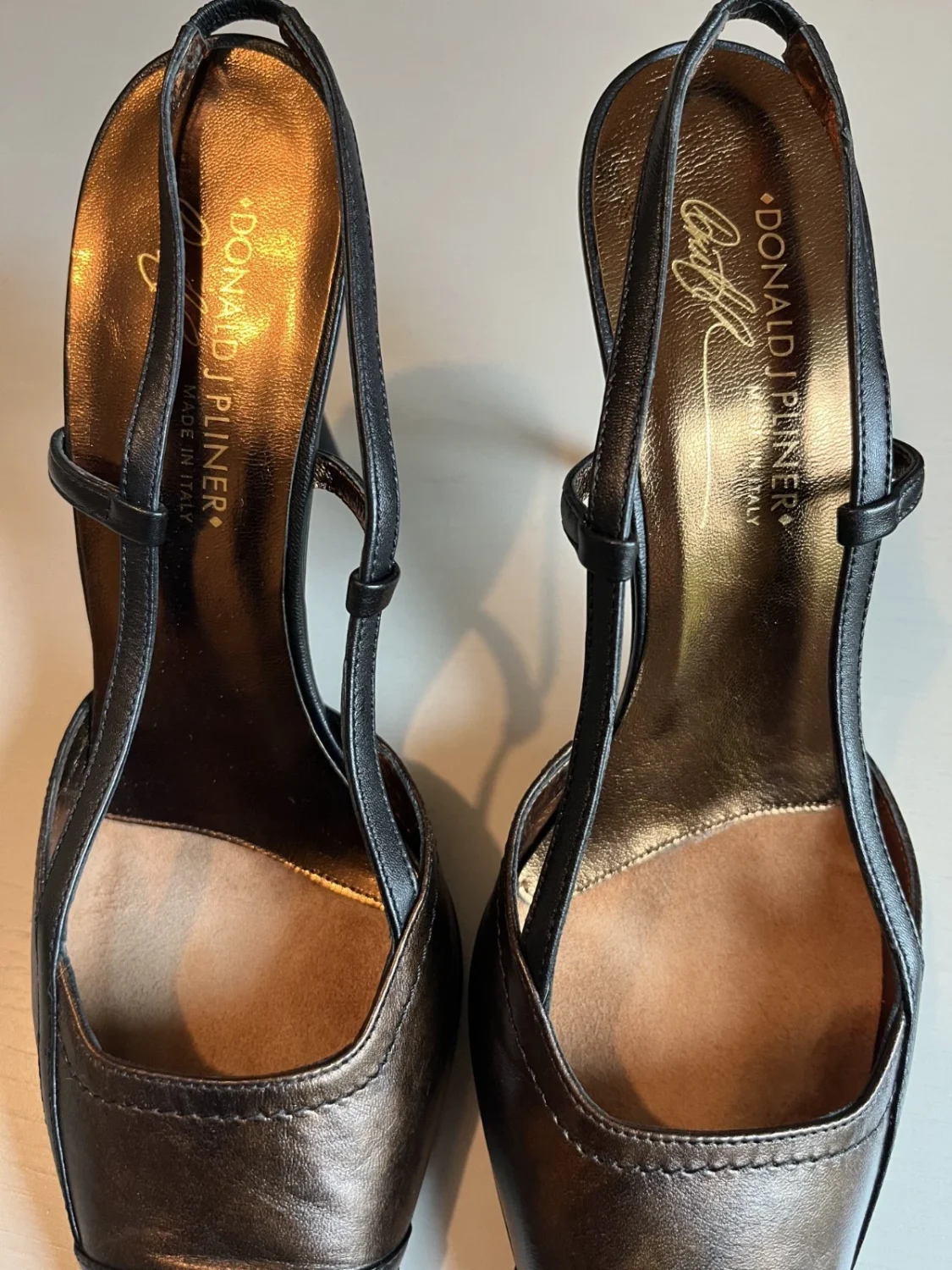 Donald Pliner Couture 凯美瑞露跟 9.5 意大利制造 - 黑色/青铜-