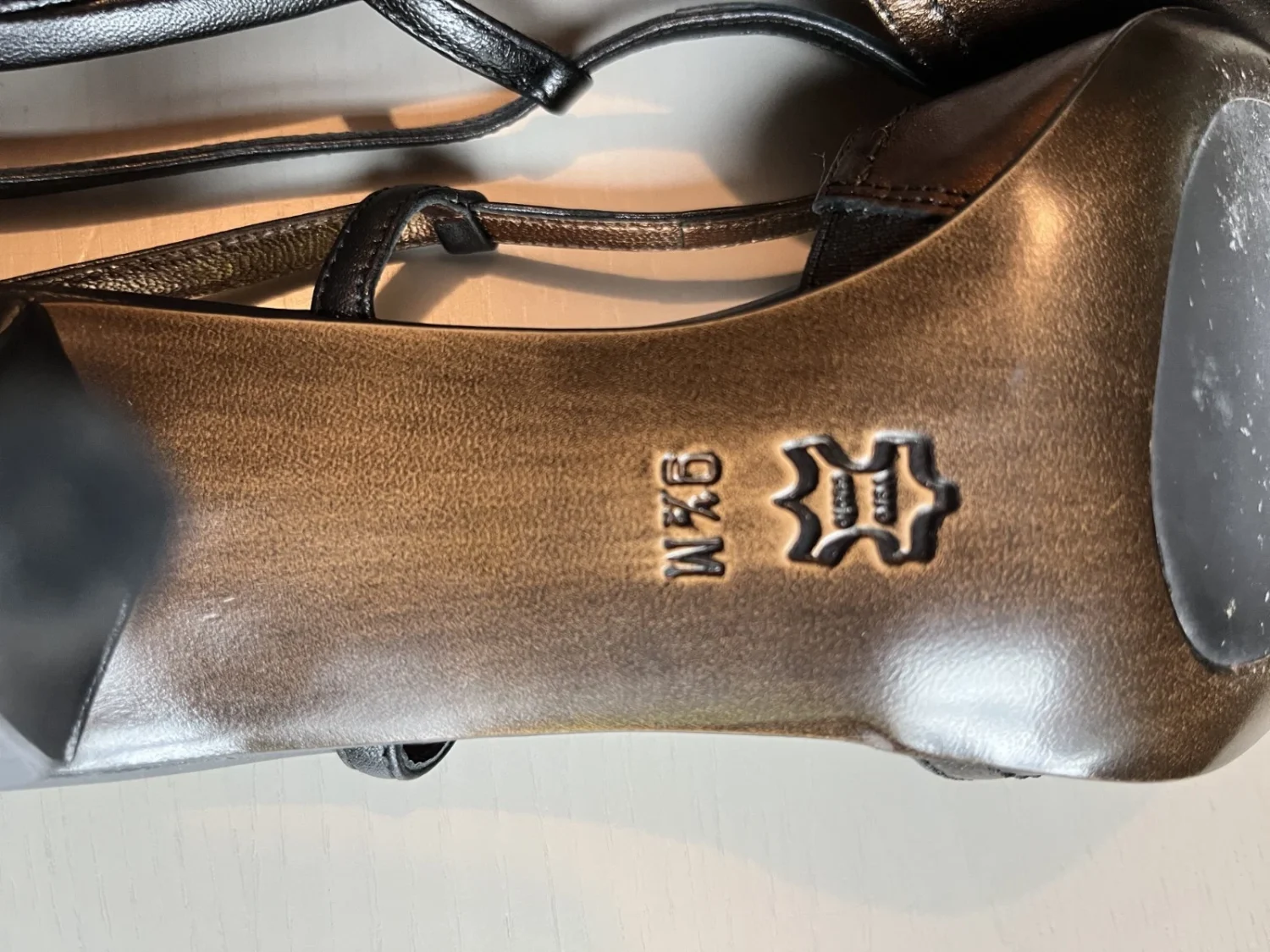 Donald Pliner Couture 凯美瑞露跟 9.5 意大利制造 - 黑色/青铜-