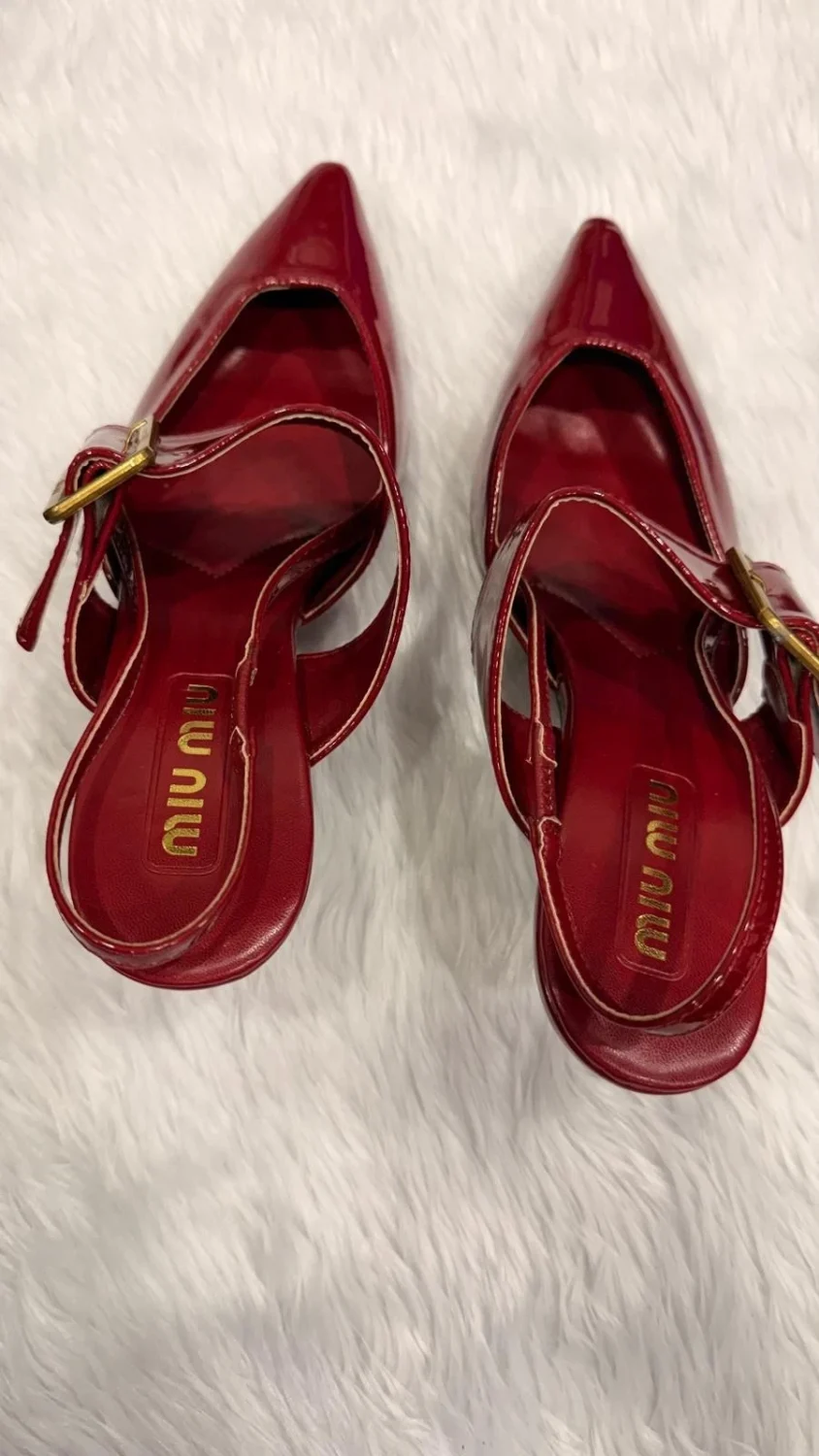 Miu Miu女式红色漆皮尖头露跟扣-