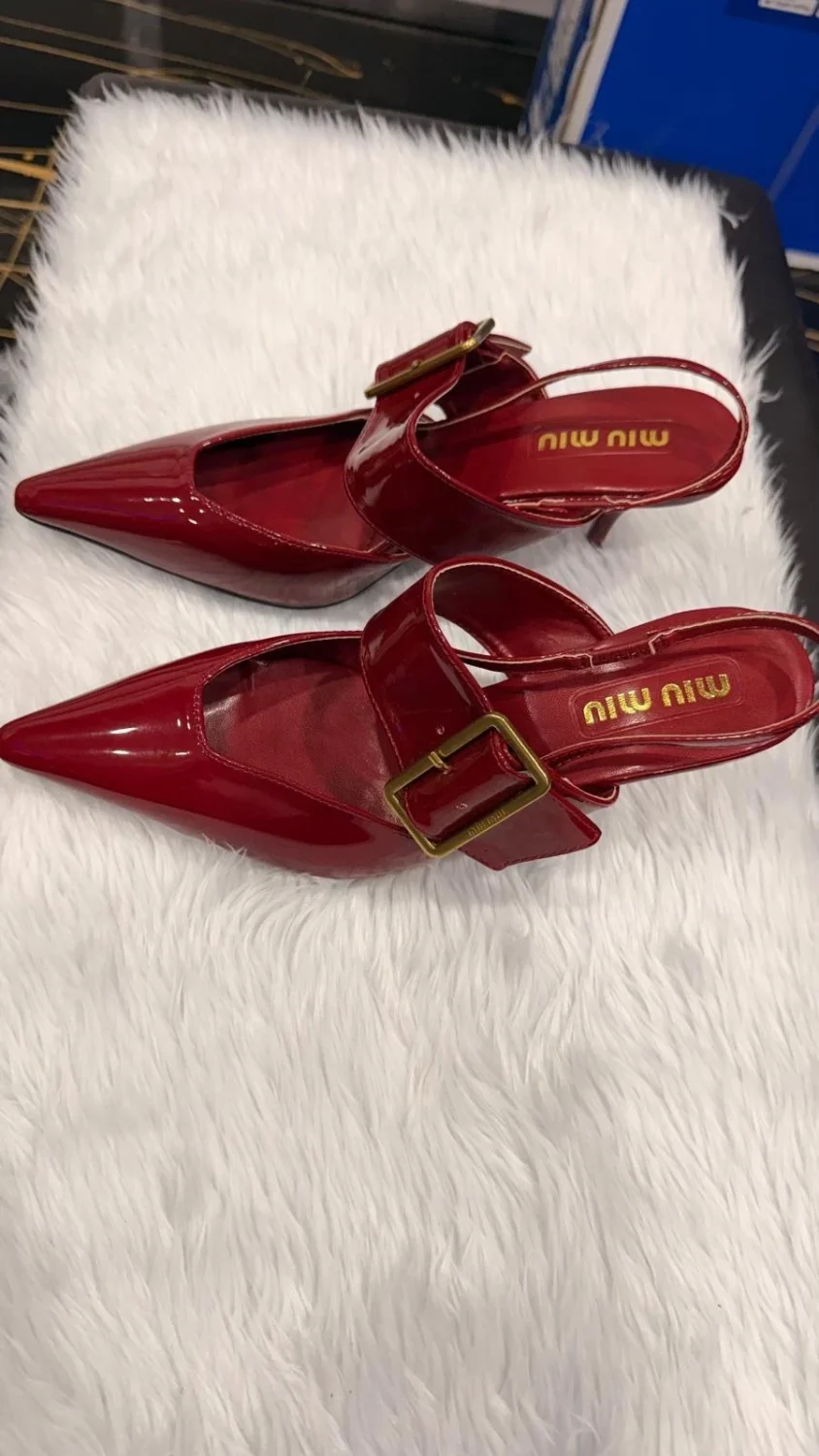Miu Miu女式红色漆皮尖头露跟扣-
