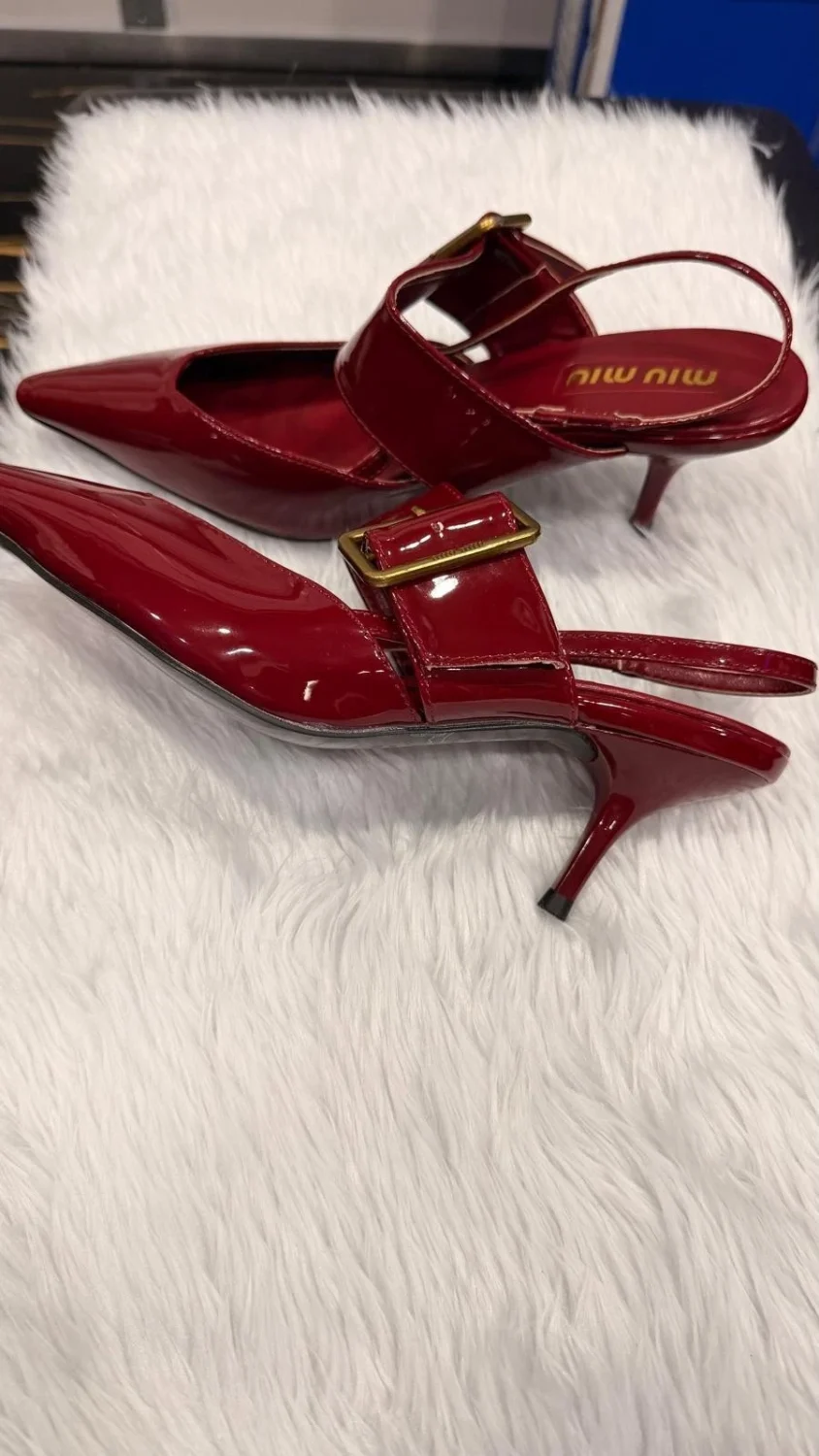 Miu Miu女式红色漆皮尖头露跟扣-