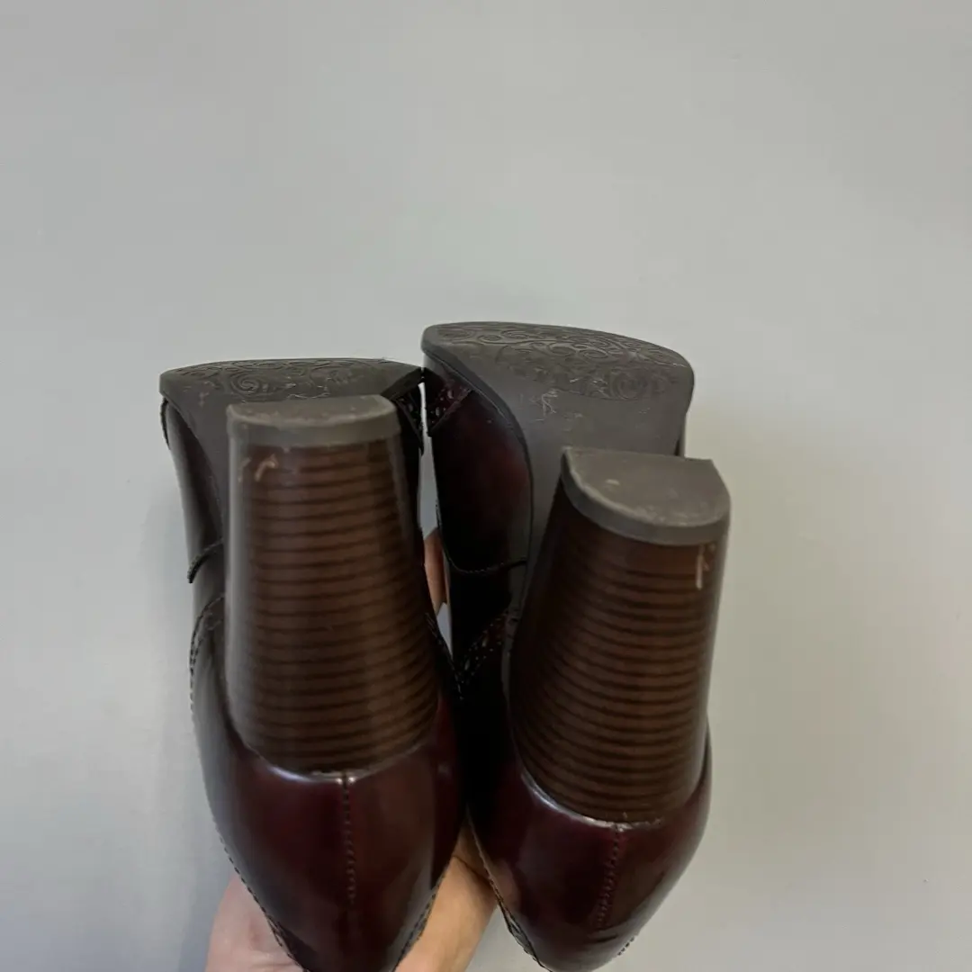 Clarks Artisan 勃艮第皮革翼尖牛津高跟鞋-