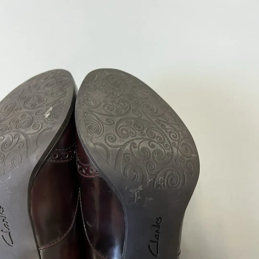 Clarks Artisan 勃艮第皮革翼尖牛津高跟鞋-