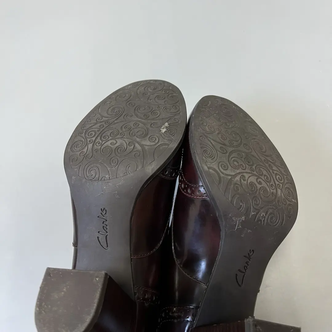 Clarks Artisan 勃艮第皮革翼尖牛津高跟鞋-