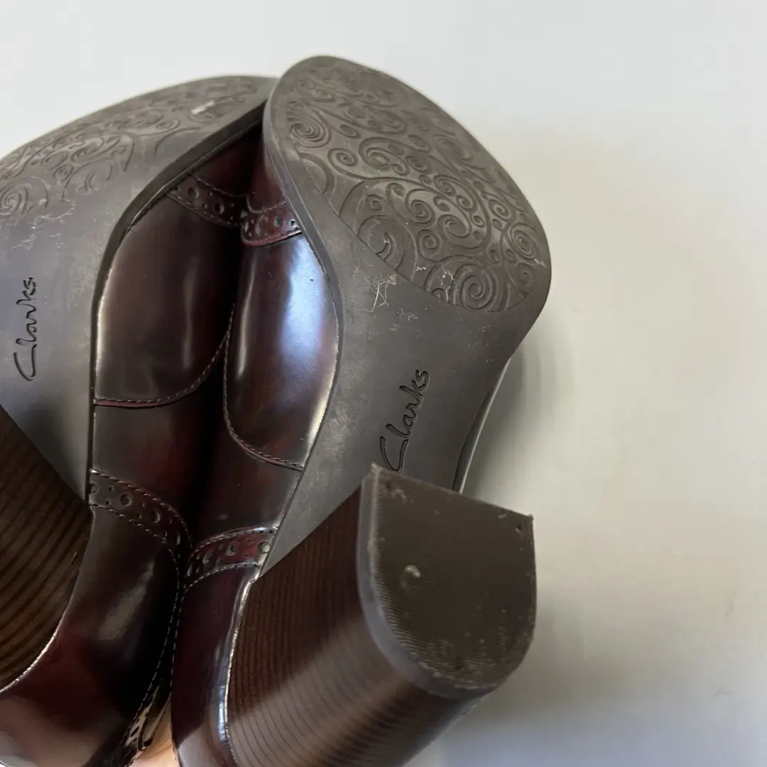 Clarks Artisan 勃艮第皮革翼尖牛津高跟鞋-