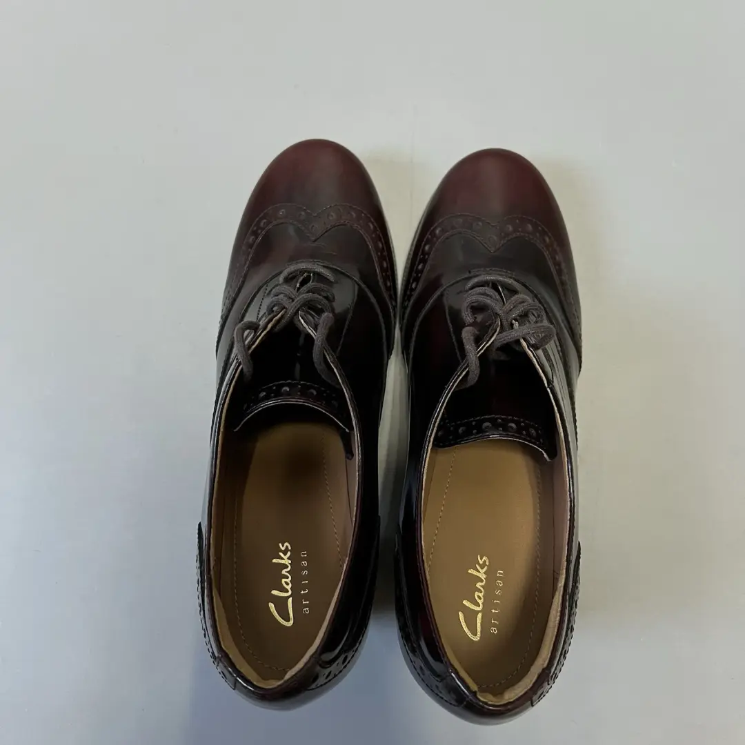 Clarks Artisan 勃艮第皮革翼尖牛津高跟鞋-