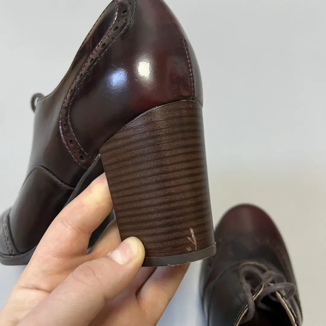 Clarks Artisan 勃艮第皮革翼尖牛津高跟鞋-