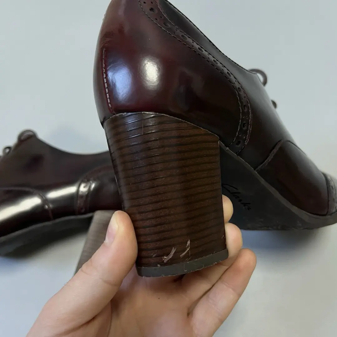 Clarks Artisan 勃艮第皮革翼尖牛津高跟鞋-