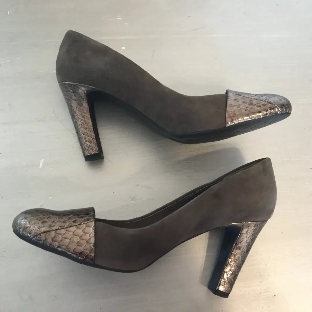 Franco Sarto Gray Suede Pumps with Pewter Snake Print on Heel and Toe Sz 10 M
