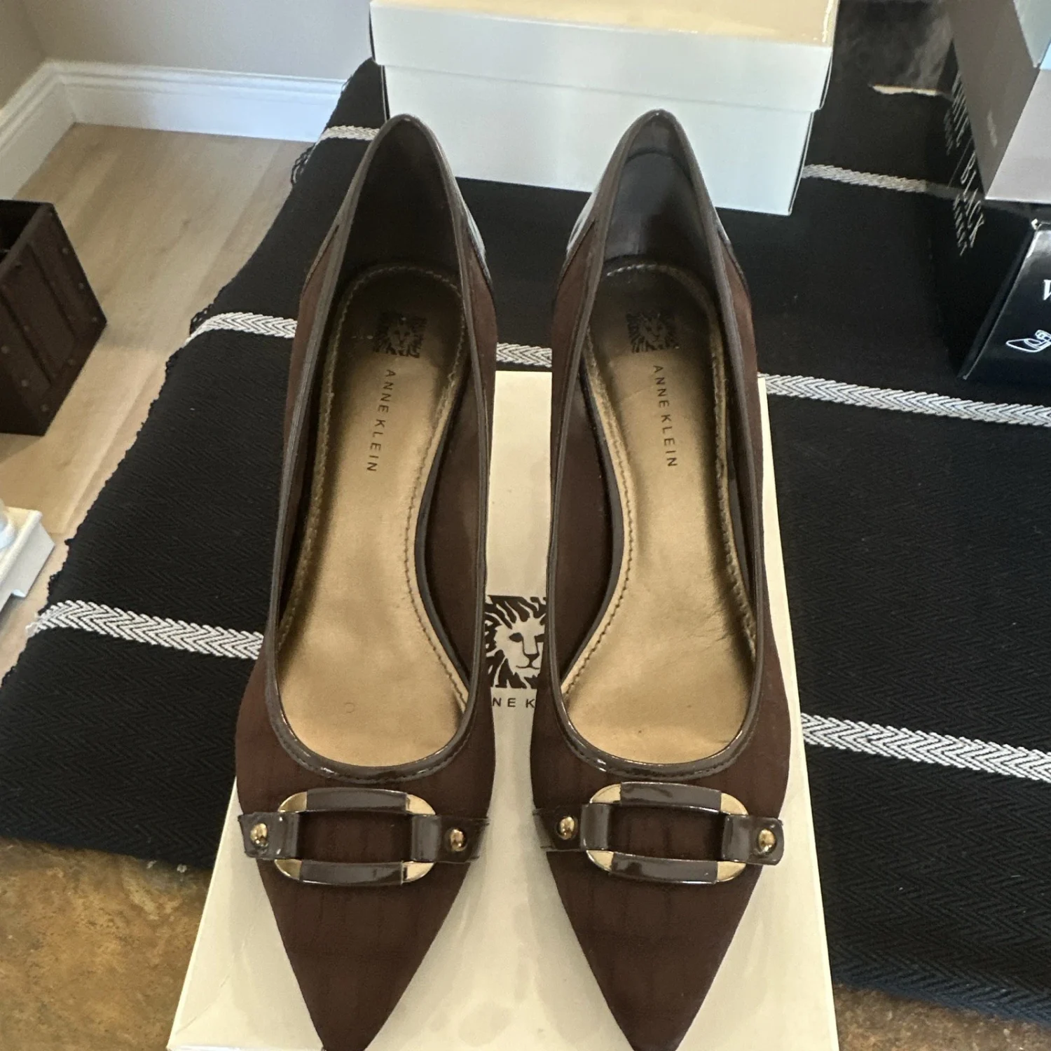 Anne Klein 棕色漆皮扣尖头中跟鞋 9 码-