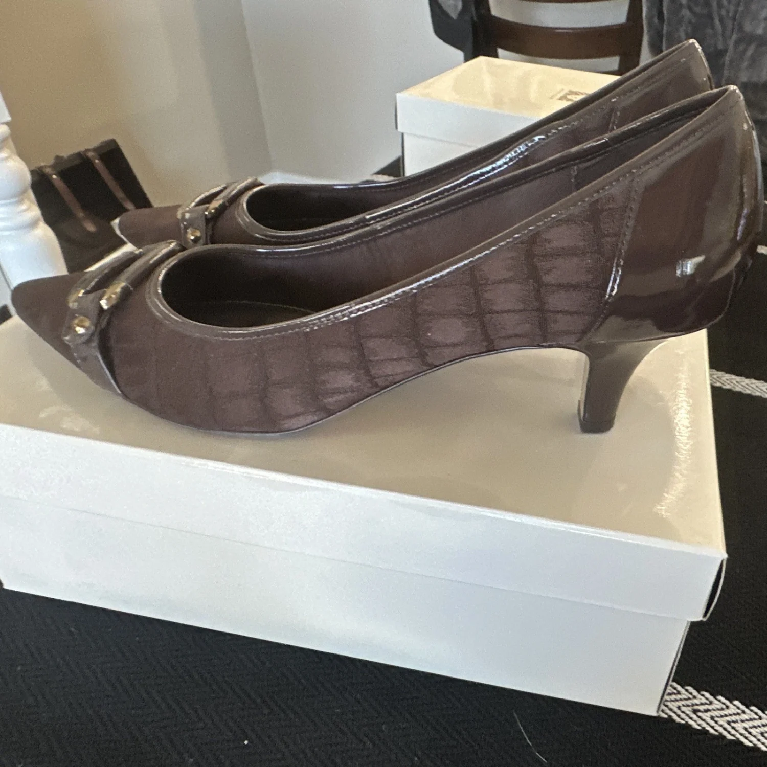 Anne Klein 棕色漆皮扣尖头中跟鞋 9 码-