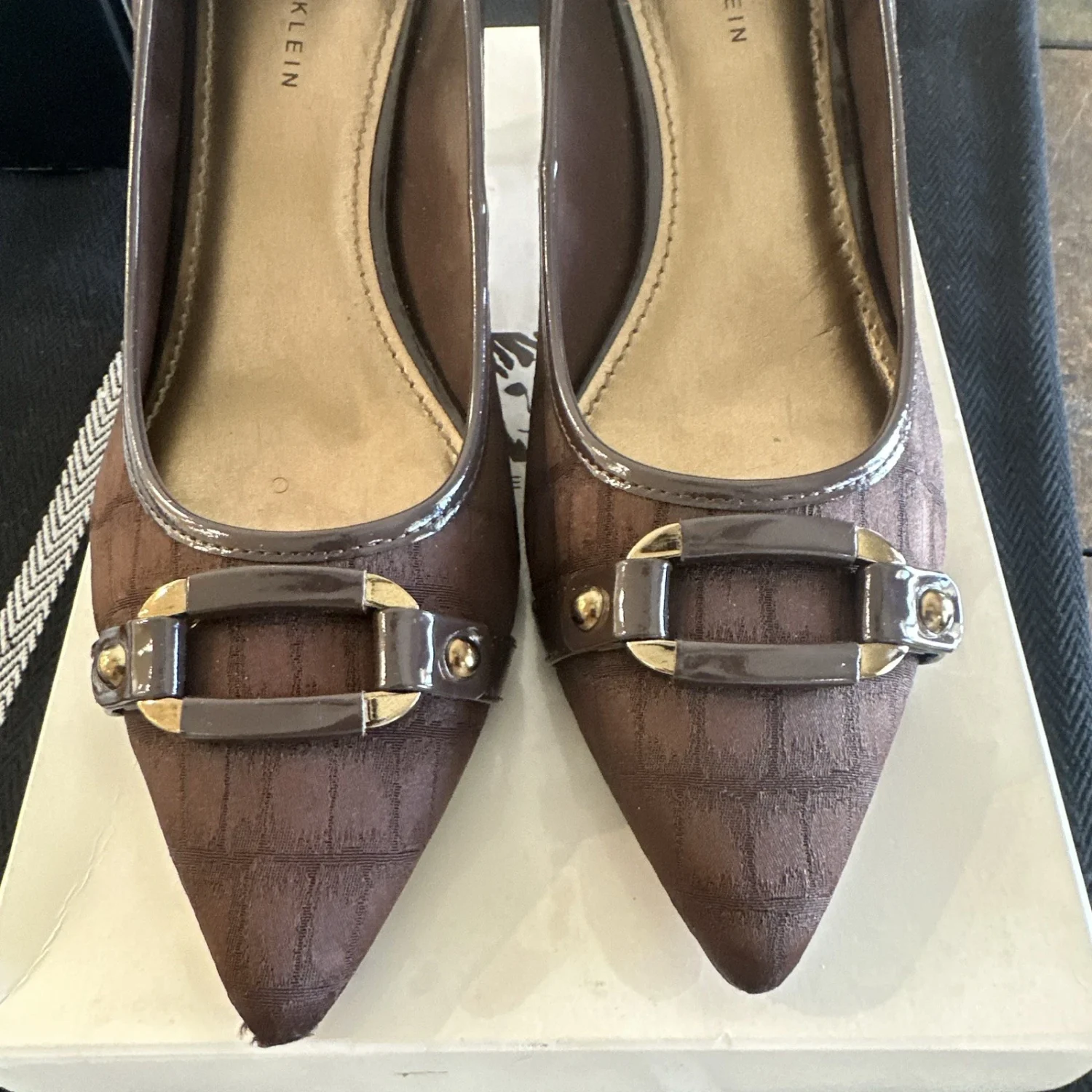 Anne Klein 棕色漆皮扣尖头中跟鞋 9 码-