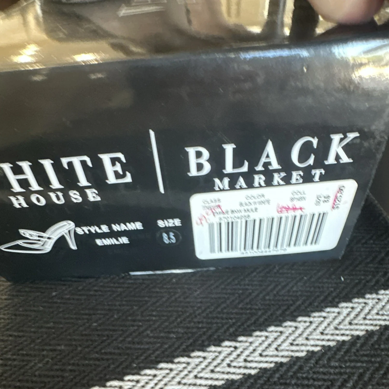 White House Black Market 黑/白扣吊带高跟鞋 8.5-