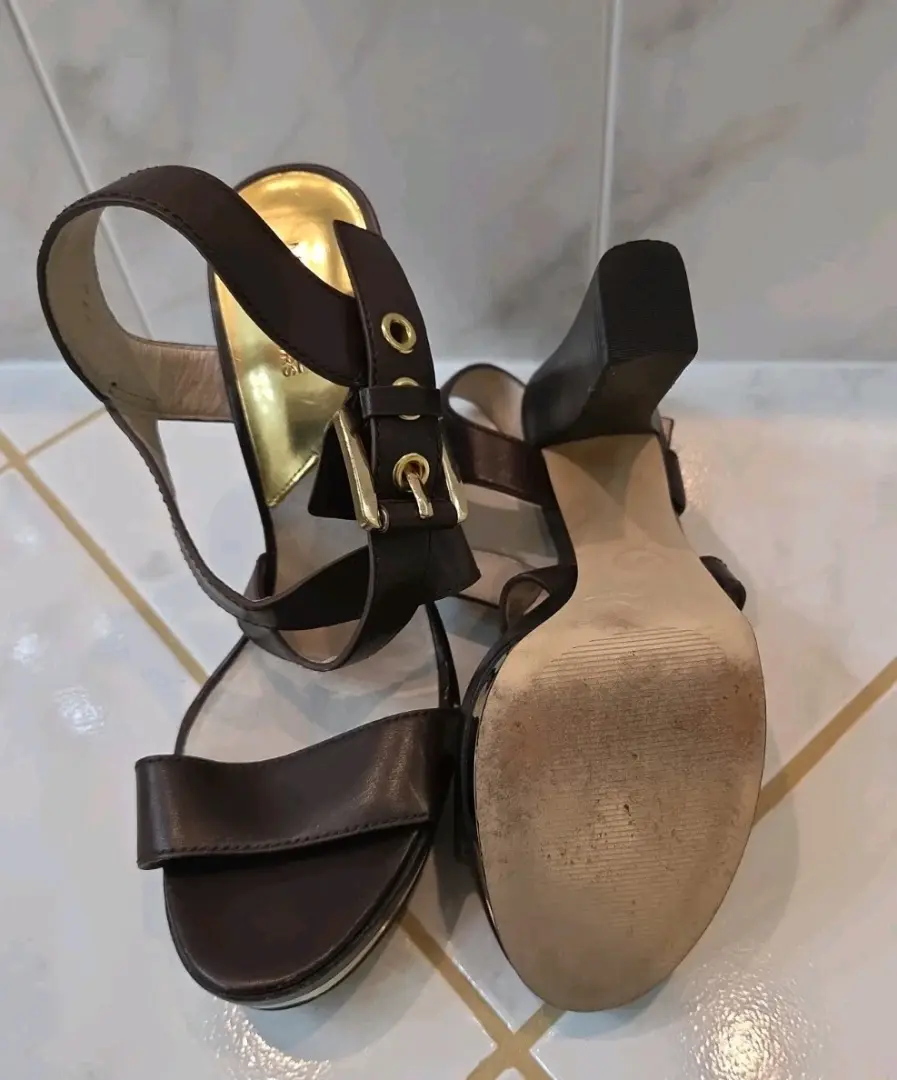 Michael Kors 棕色皮革绑带凉鞋 带金色口音 10 码-
