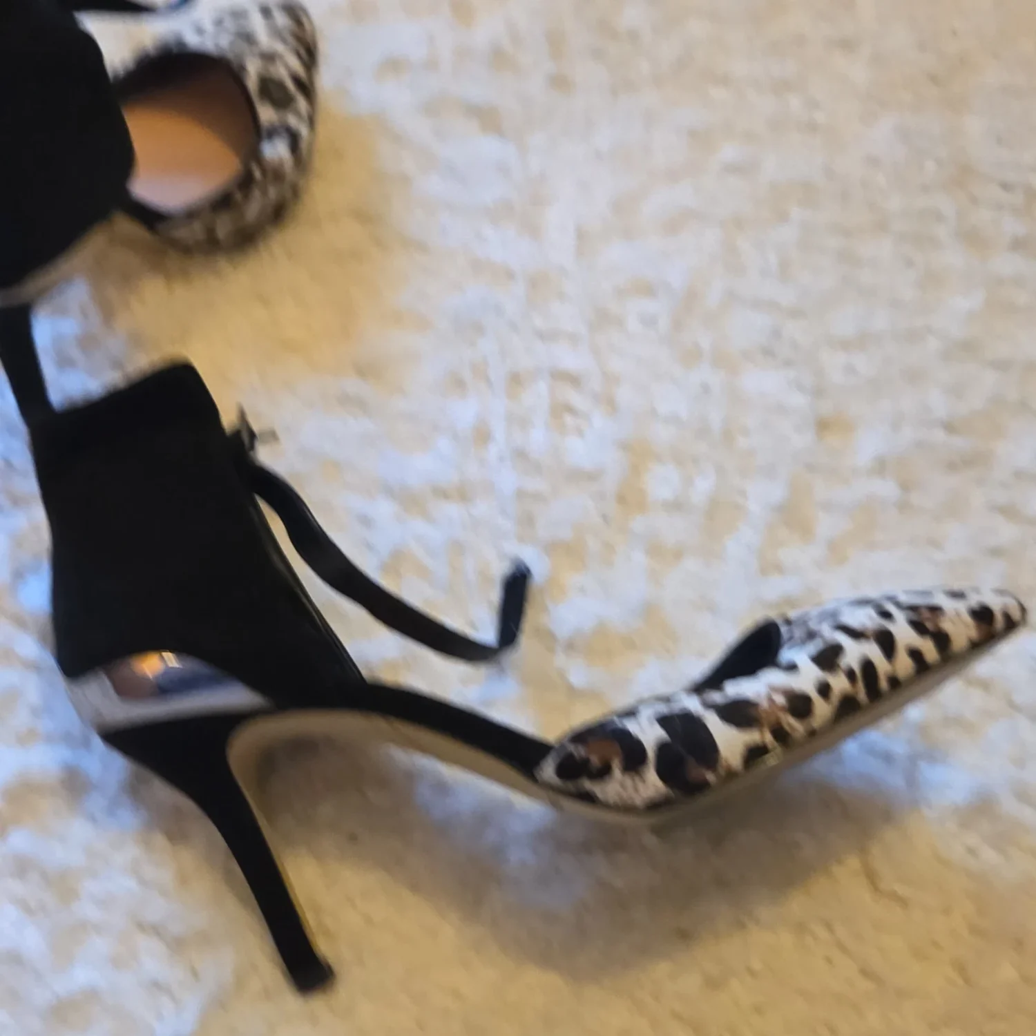 Enzo Angiolini 女式黑色棕色人造麂皮绒动物印花踝带高跟鞋 8.5-