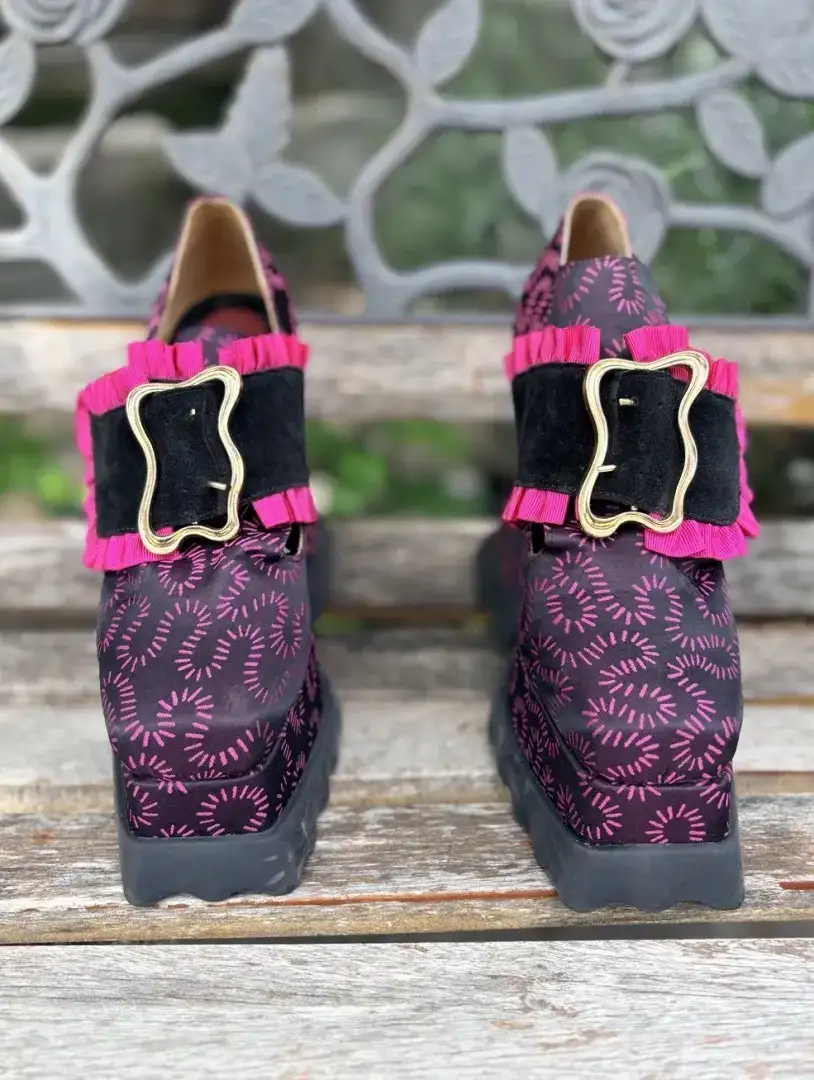 John Fluevog 尺寸 8 Ruffle Elektra 扣扣厚底粉色和黑色高跟鞋限量版-