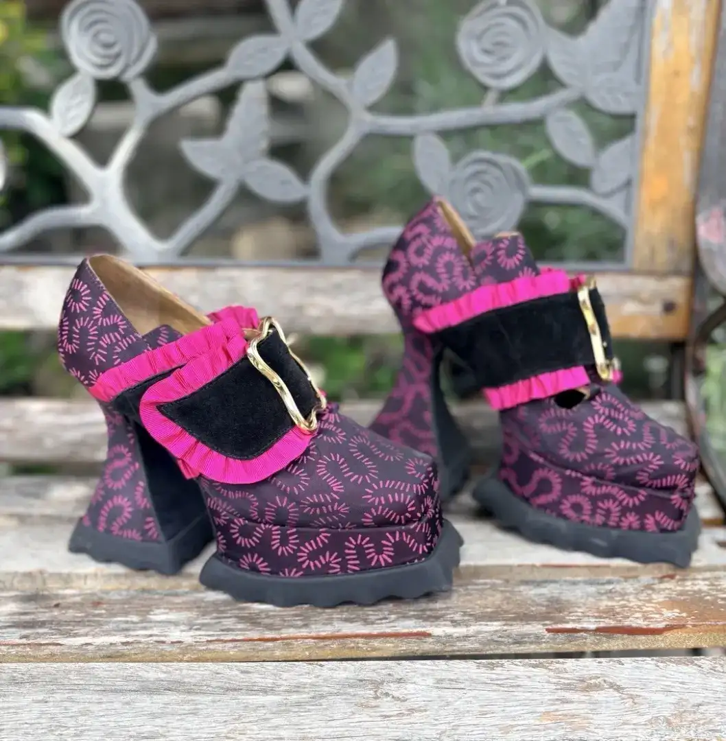 John Fluevog 尺寸 8 Ruffle Elektra 扣扣厚底粉色和黑色高跟鞋限量版-