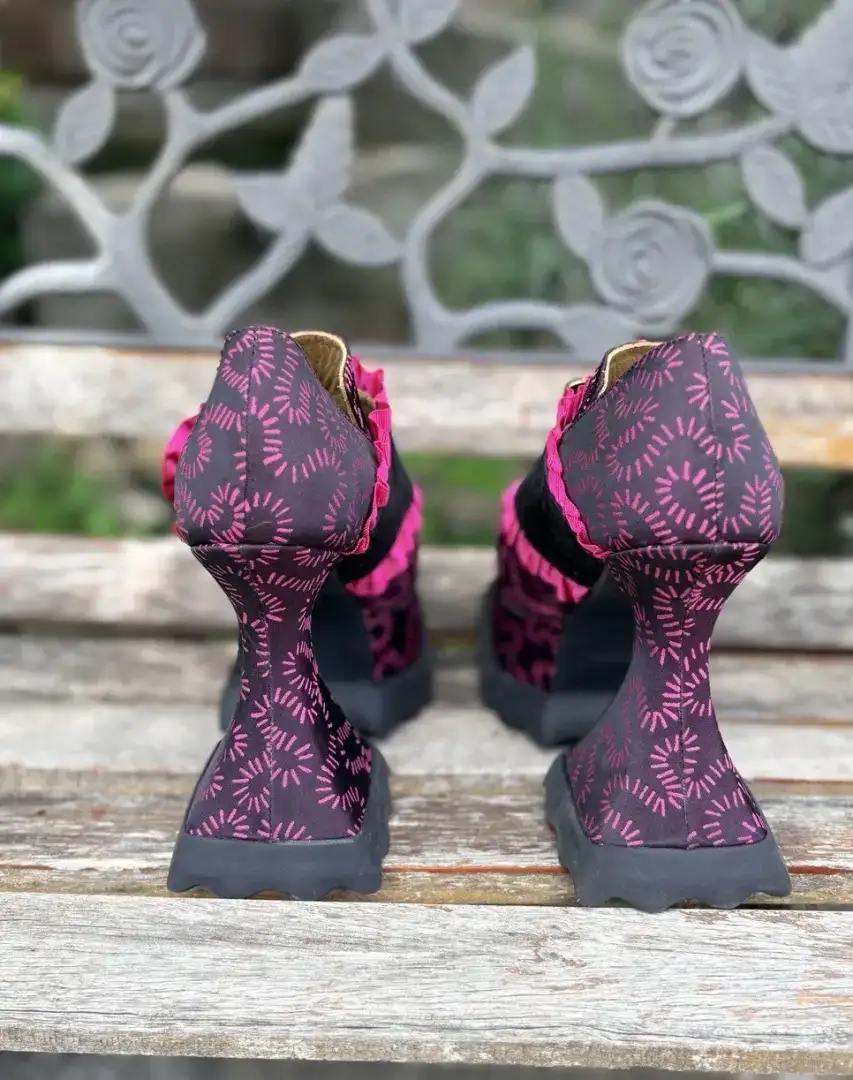 John Fluevog 尺寸 8 Ruffle Elektra 扣扣厚底粉色和黑色高跟鞋限量版-