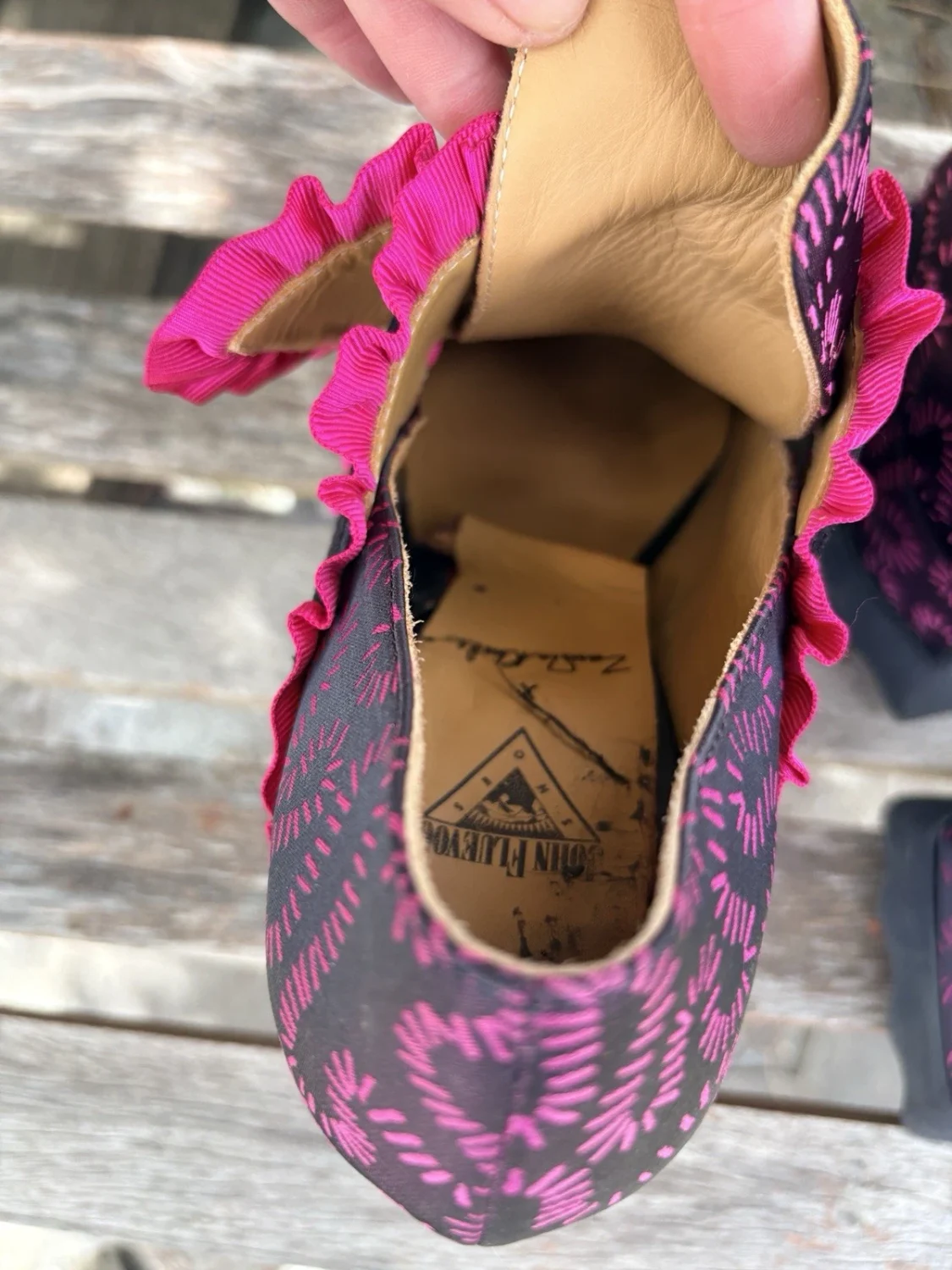 John Fluevog 尺寸 8 Ruffle Elektra 扣扣厚底粉色和黑色高跟鞋限量版-