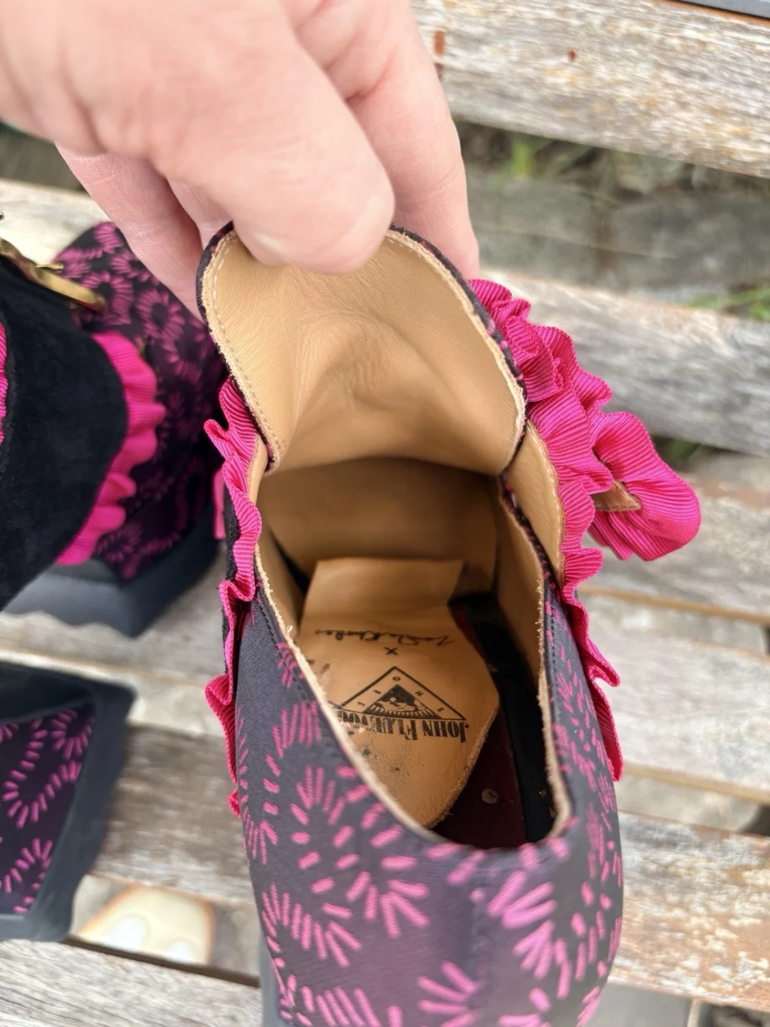 John Fluevog 尺寸 8 Ruffle Elektra 扣扣厚底粉色和黑色高跟鞋限量版-
