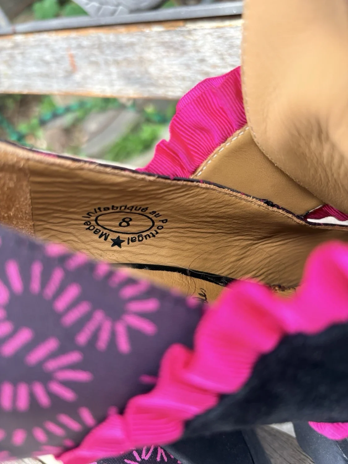John Fluevog 尺寸 8 Ruffle Elektra 扣扣厚底粉色和黑色高跟鞋限量版-