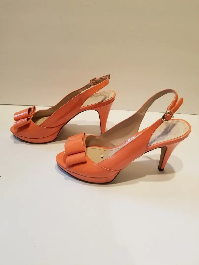 Vince Camuto 女式高跟鞋 8.5 码露背蝴蝶结漆皮阅读下文-