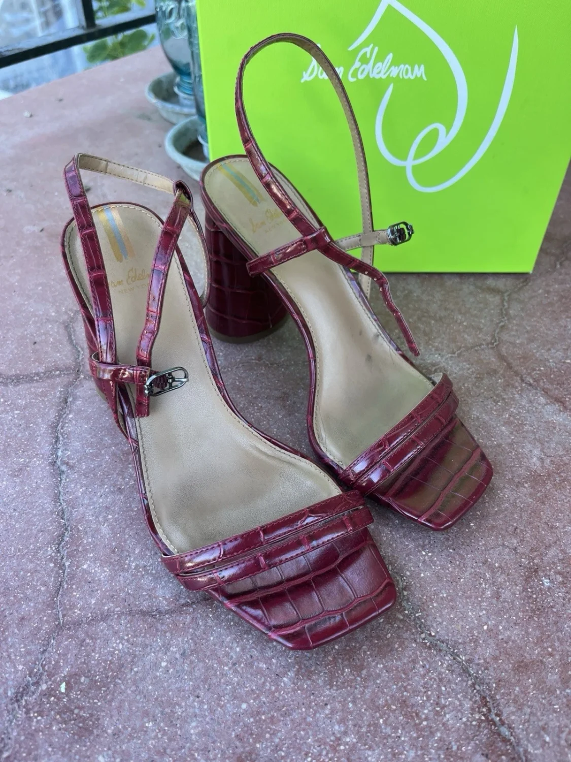 Sam Edelman 鳄鱼纹压花绑带粗跟勃艮第人造皮革-