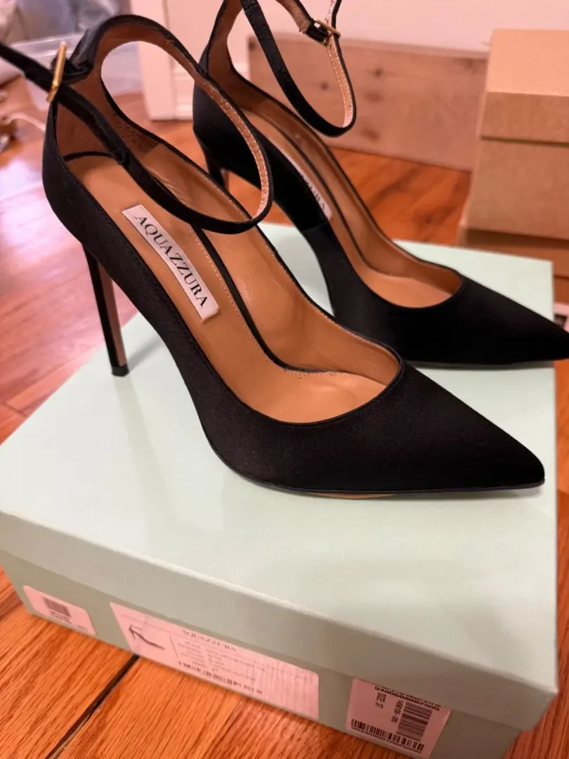 Aquazzura 尖头泵 尺寸 37IT US 7 黑色缎面-