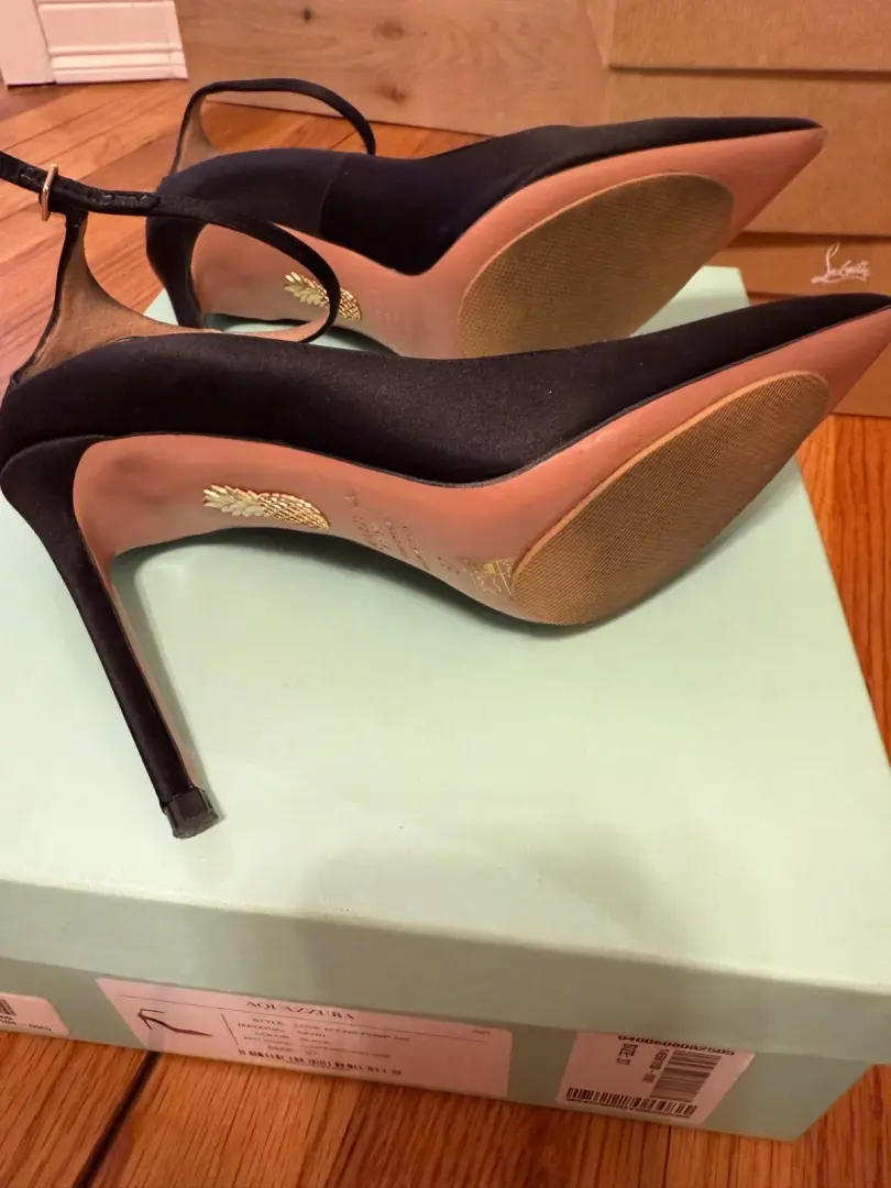 Aquazzura 尖头泵 尺寸 37IT US 7 黑色缎面-