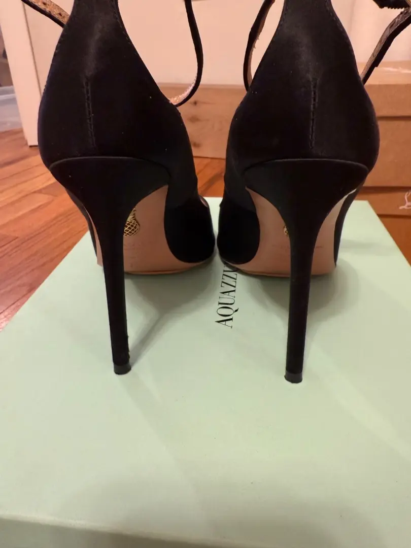 Aquazzura 尖头泵 尺寸 37IT US 7 黑色缎面-