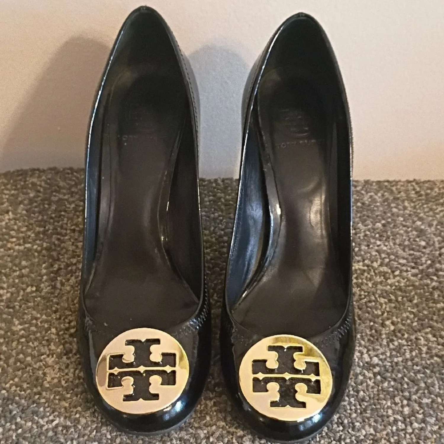 Tory Burch Maddie 黑色漆皮高跟鞋带金色标志奖章 9.5 码-