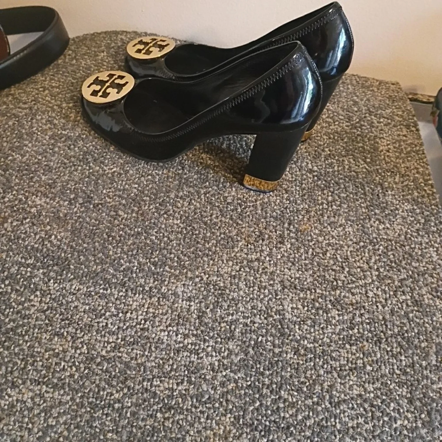 Tory Burch Maddie 黑色漆皮高跟鞋带金色标志奖章 9.5 码-