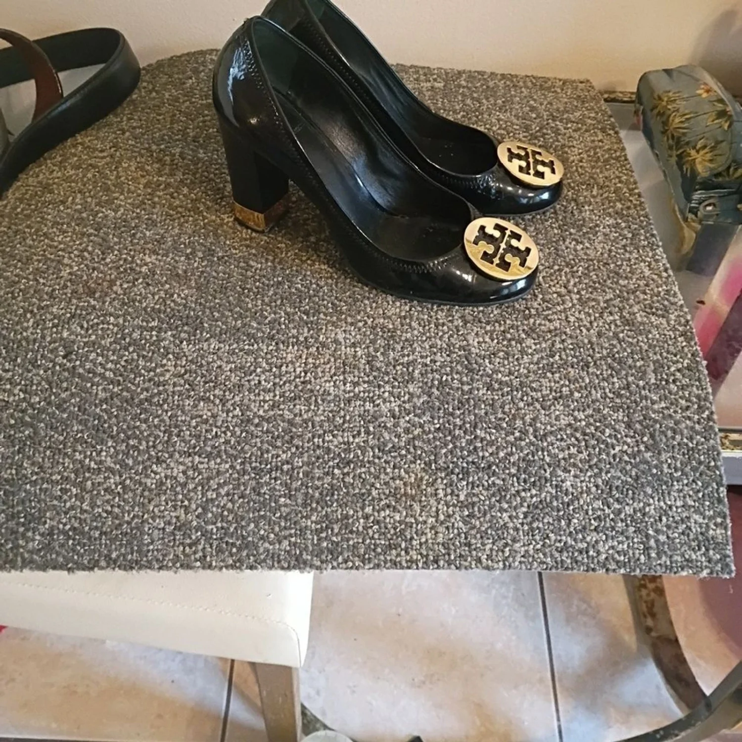 Tory Burch Maddie 黑色漆皮高跟鞋带金色标志奖章 9.5 码-