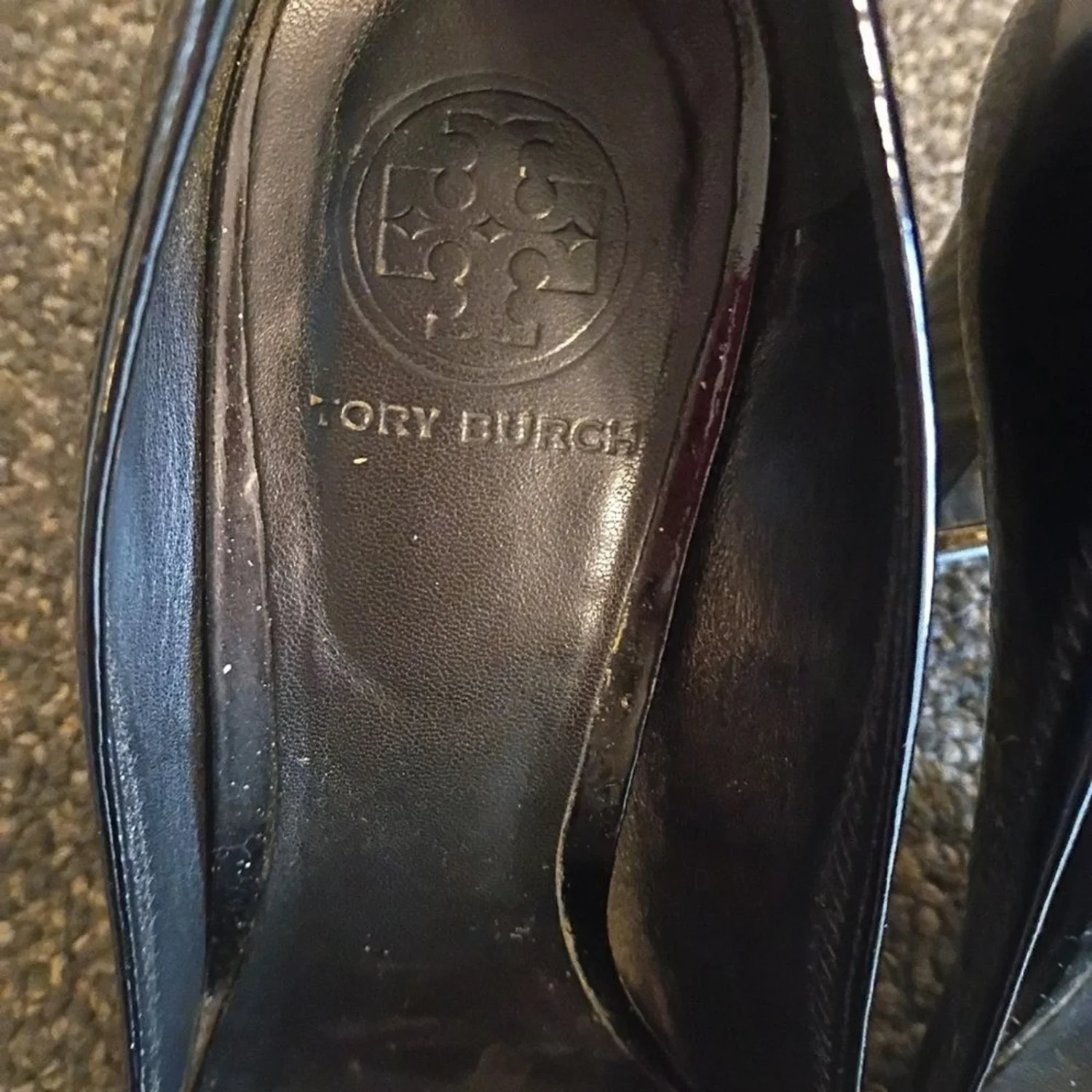 Tory Burch Maddie 黑色漆皮高跟鞋带金色标志奖章 9.5 码-