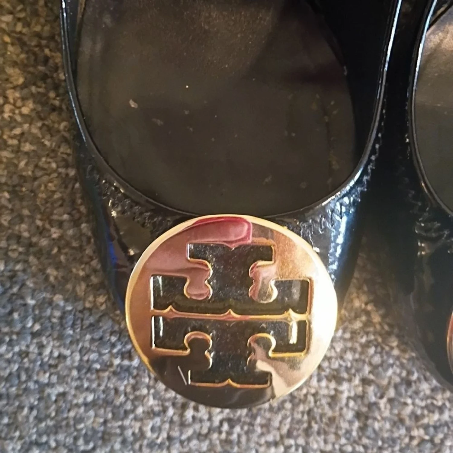 Tory Burch Maddie 黑色漆皮高跟鞋带金色标志奖章 9.5 码-