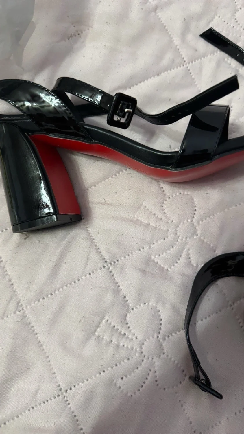 Christian Louboutin Dupes 漆皮绑带踝带露趾红色鞋底 9-