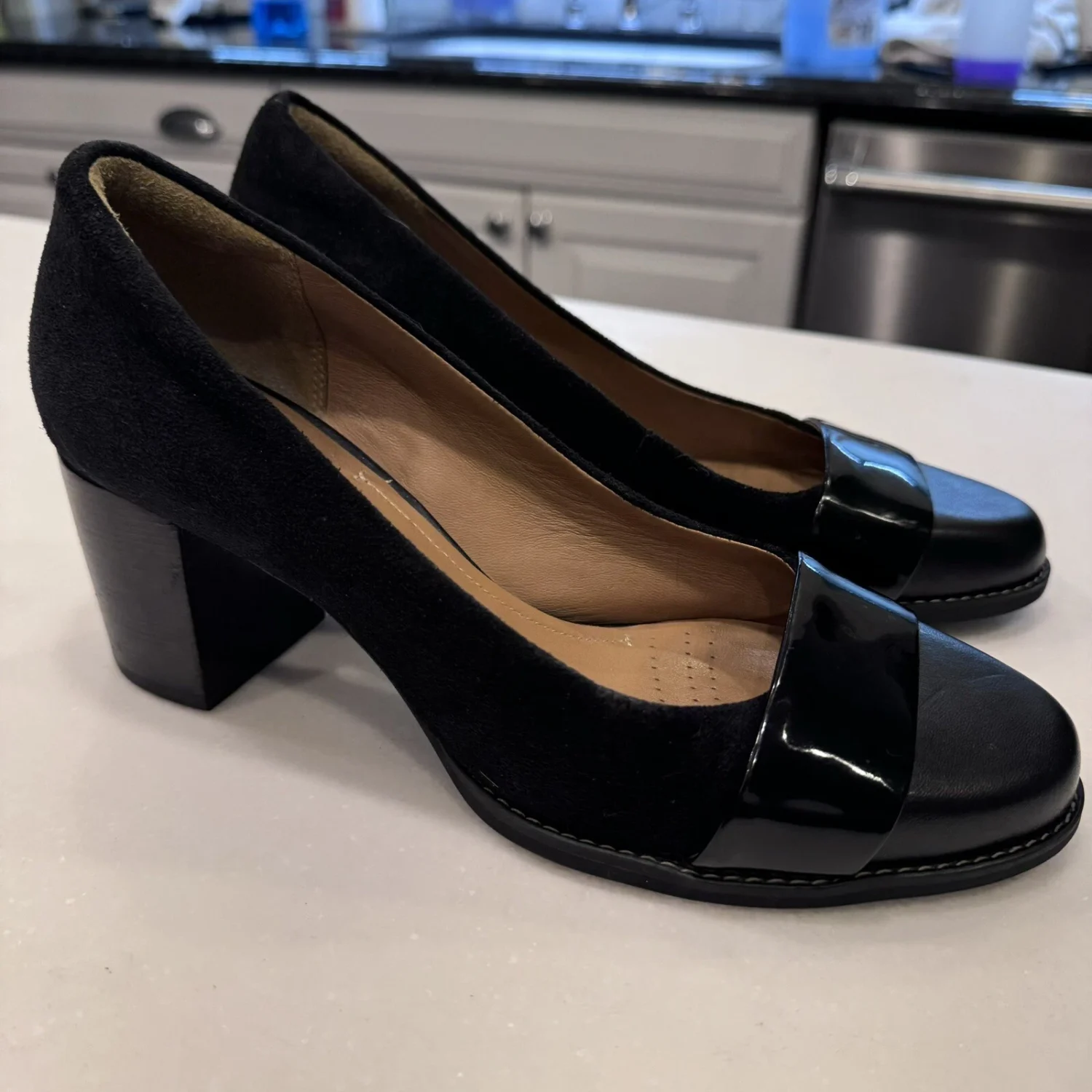 Clarks Artisan Tarah Brae 泵懒人鞋黑色麂皮绒漆皮女式 8.5 M-