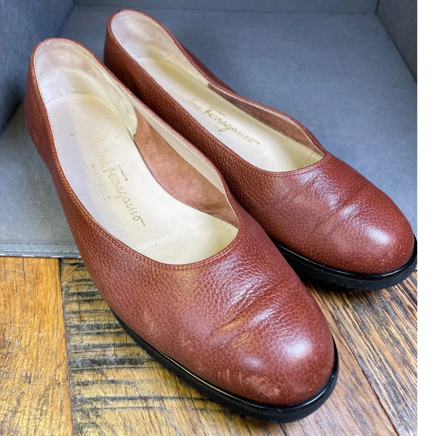 Salvatore Ferragamo 精品女式棕色鹅卵石皮革低方跟高跟鞋-