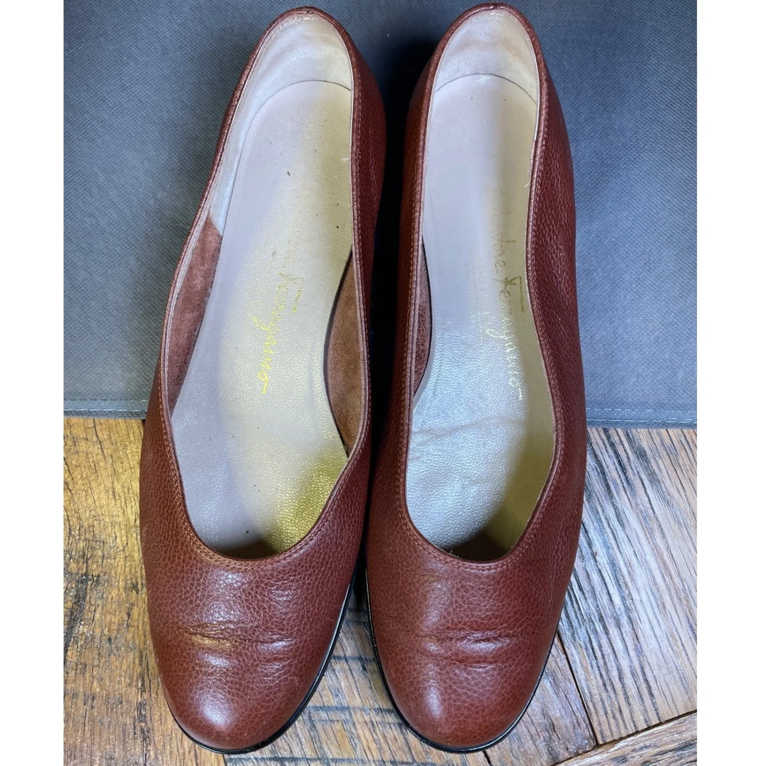 Salvatore Ferragamo 精品女式棕色鹅卵石皮革低方跟高跟鞋-