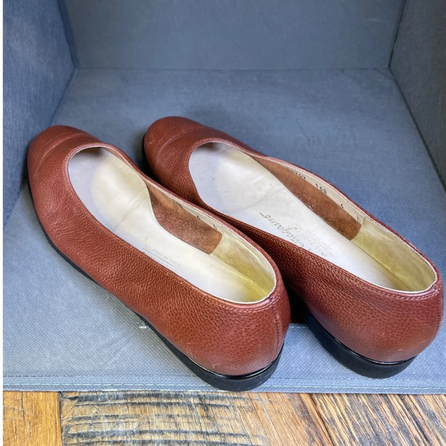 Salvatore Ferragamo 精品女式棕色鹅卵石皮革低方跟高跟鞋-