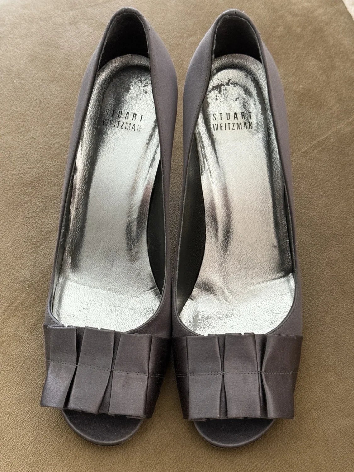 Stuart Weitzman Pewter 缎面高跟鞋带银色衬里 8 码-