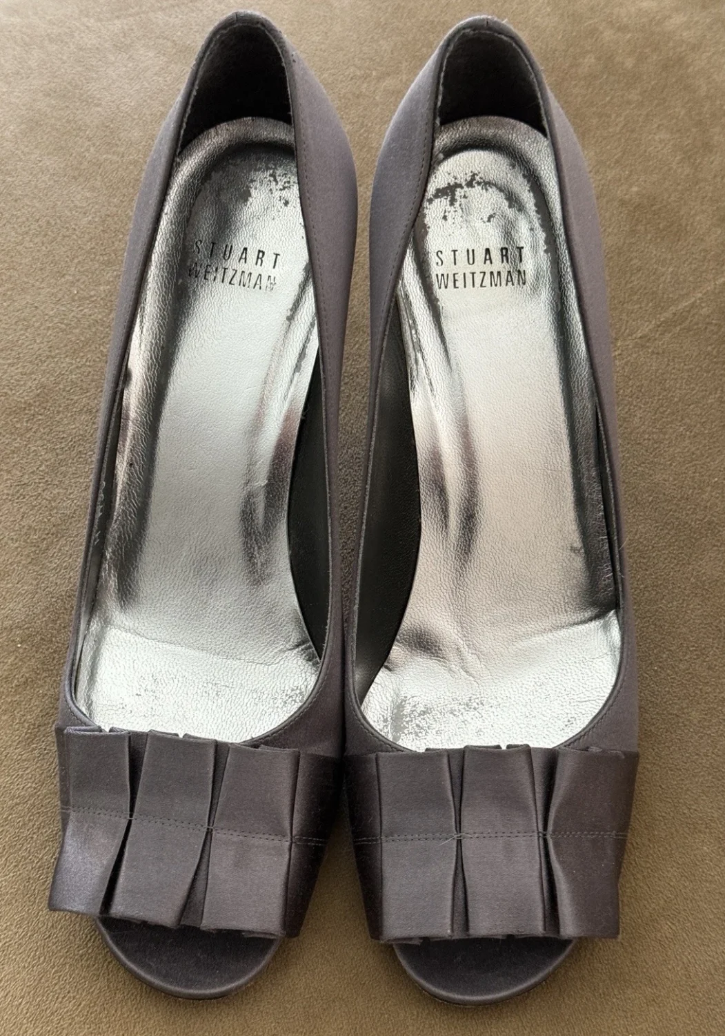 Stuart Weitzman Pewter 缎面高跟鞋带银色衬里 8 码-